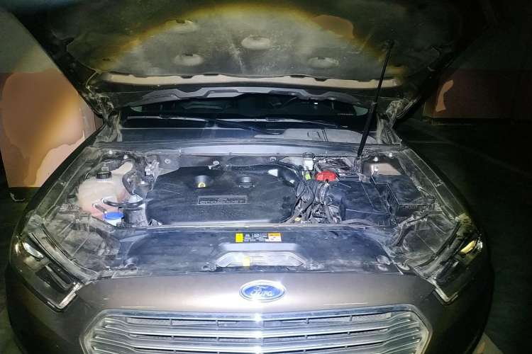 Used Ford Taurus 2017 EcoBoost 245 Luxury Model Engine Bay