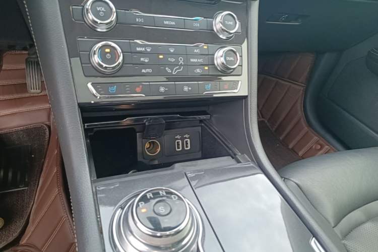 Used Ford Taurus 2017 EcoBoost 245 Fashion Edition Gear Lever