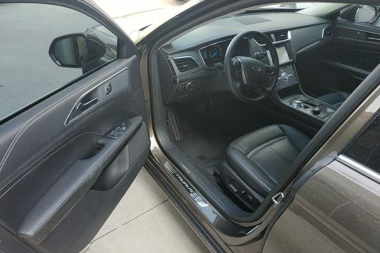 Used Ford Taurus 2017 EcoBoost 245 Luxury Model Interior 2