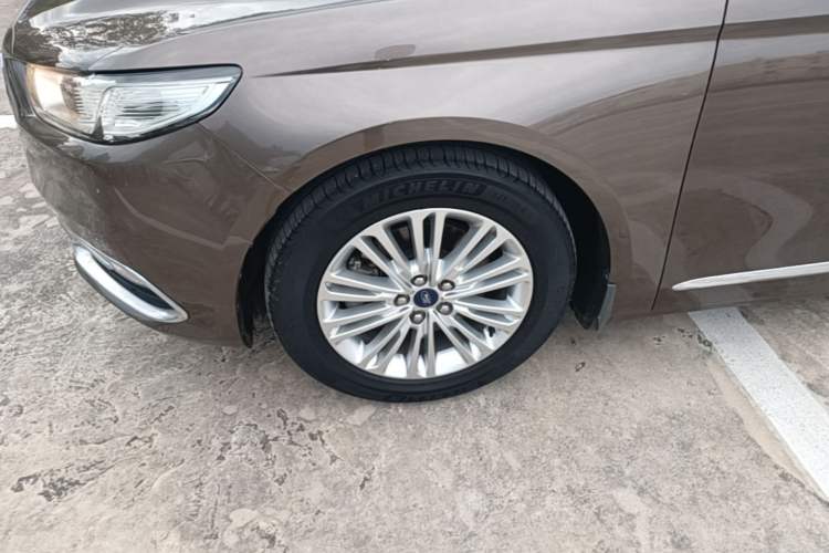 Used Ford Taurus 2017 EcoBoost 245 Fashion Edition Left Front Wheel Hub