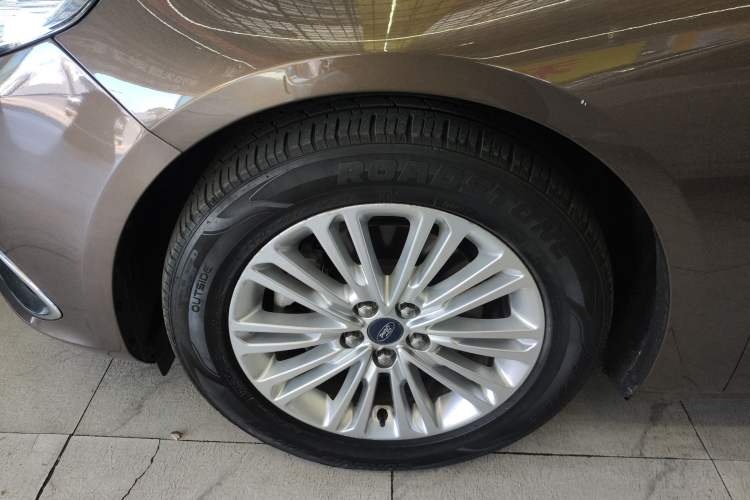 Used Ford Taurus 2017 EcoBoost 245 Fashion Edition Left Front Wheel Hub