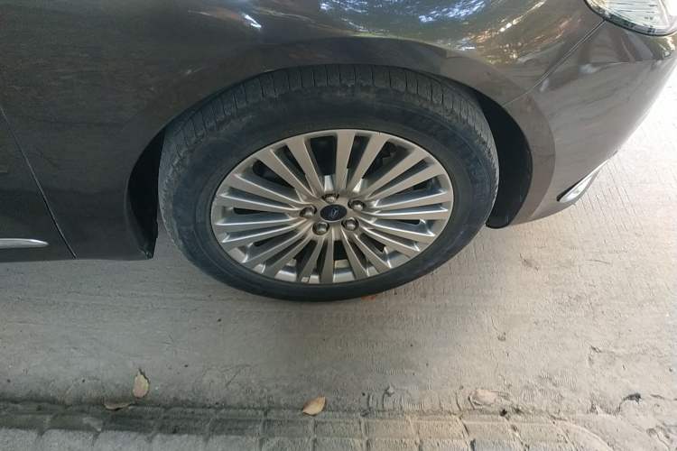 Used Ford Taurus 2017 EcoBoost 245 Luxury Model Right Front Wheel Hub