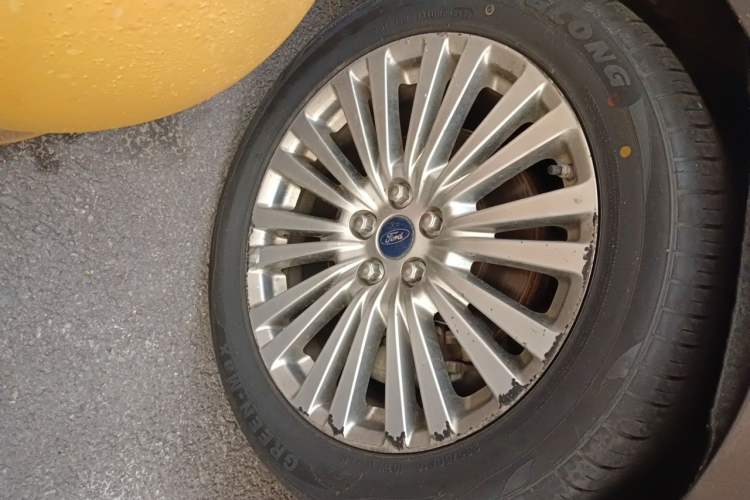 Used Ford Taurus 2017 EcoBoost 245 Luxury Model Right Front Wheel Hub