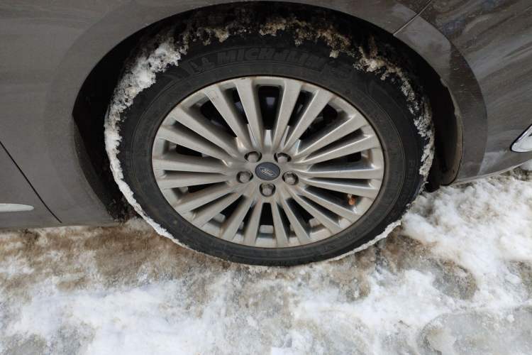 Used Ford Taurus 2017 EcoBoost 245 Luxury Model Right Front Wheel Hub