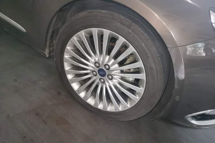 Used Ford Taurus 2017 EcoBoost 245 Flagship Model Right Front Wheel Hub