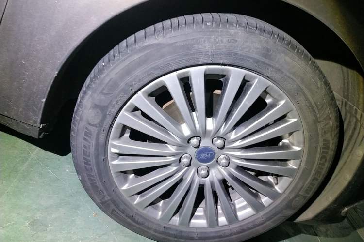 Used Ford Taurus 2017 EcoBoost 245 Luxury Model Right Front Wheel Hub