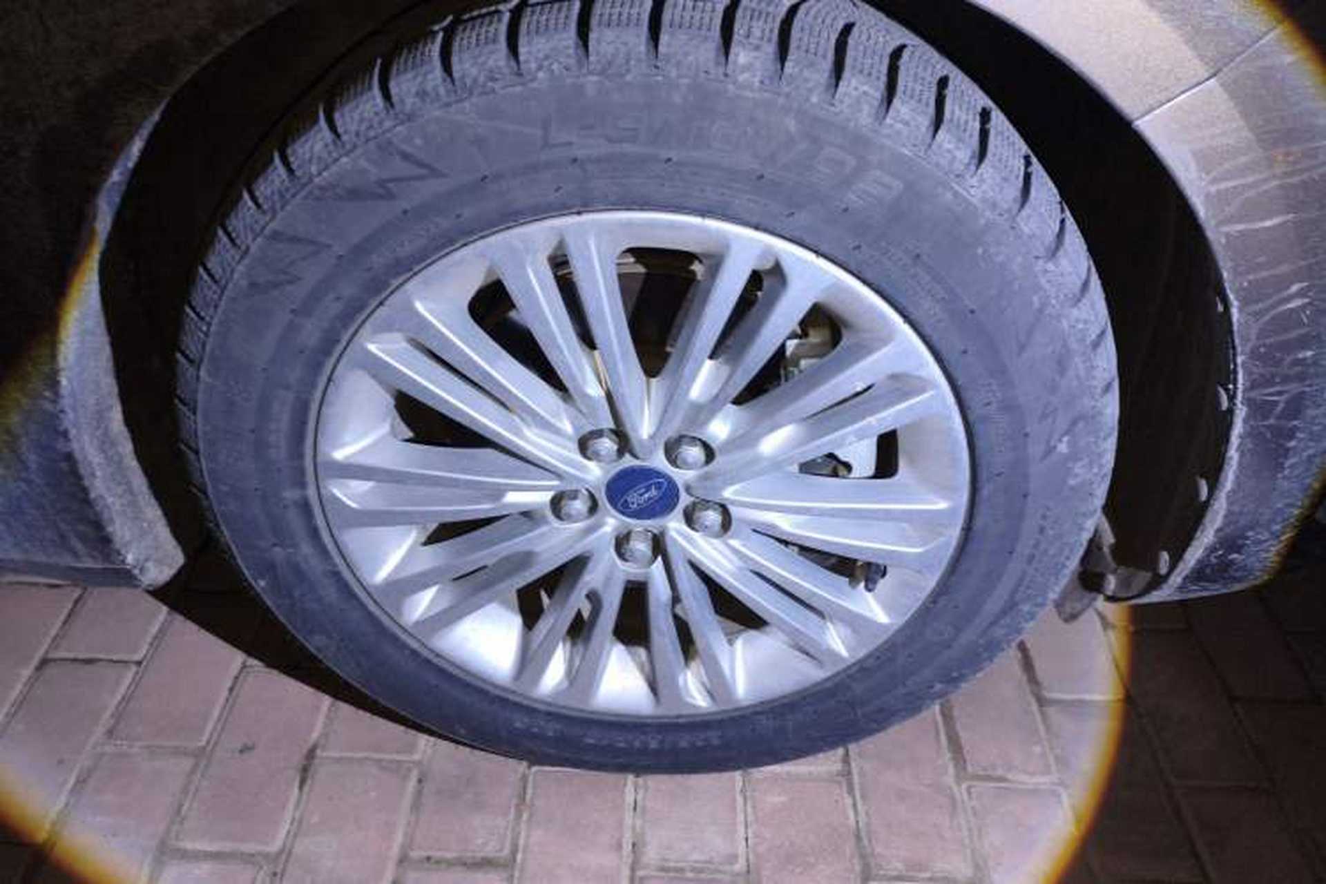 Used Ford Taurus 2017 EcoBoost 245 Fashion Edition Right Front Wheel Hub
