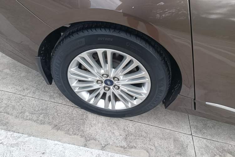 Used Ford Taurus 2017 EcoBoost 245 Fashion Edition Right Rear Wheel Hub