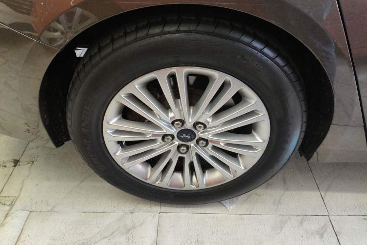 Used Ford Taurus 2017 EcoBoost 245 Fashion Edition Right Rear Wheel Hub