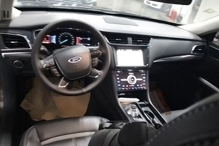 Used Ford Taurus 2017 EcoBoost 245 Luxury Model Center Console
