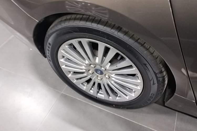 Used Ford Taurus 2017 EcoBoost 245 Luxury Model Right Rear Wheel Hub