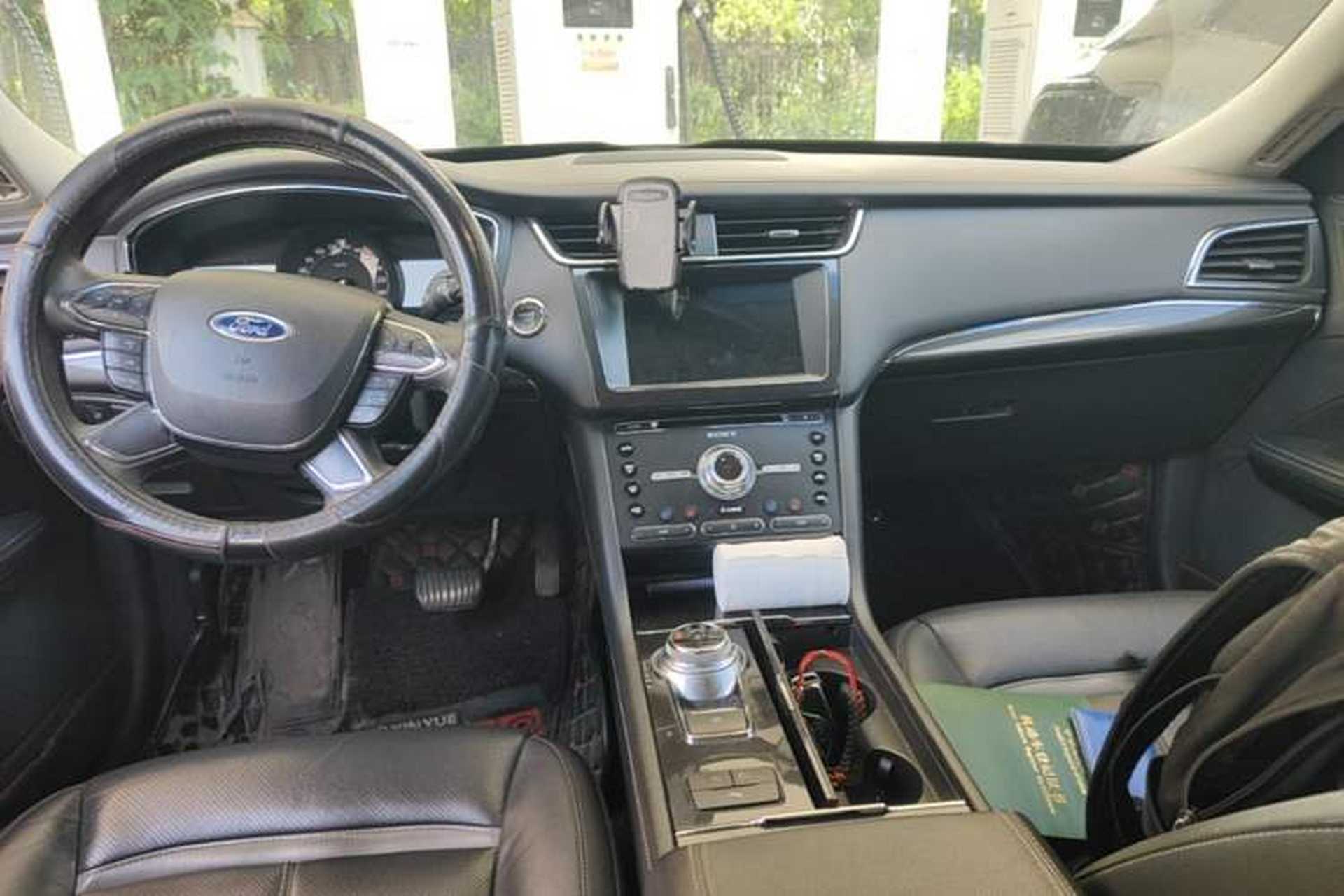 Used Ford Taurus 2017 EcoBoost 245 Luxury Model Center Console