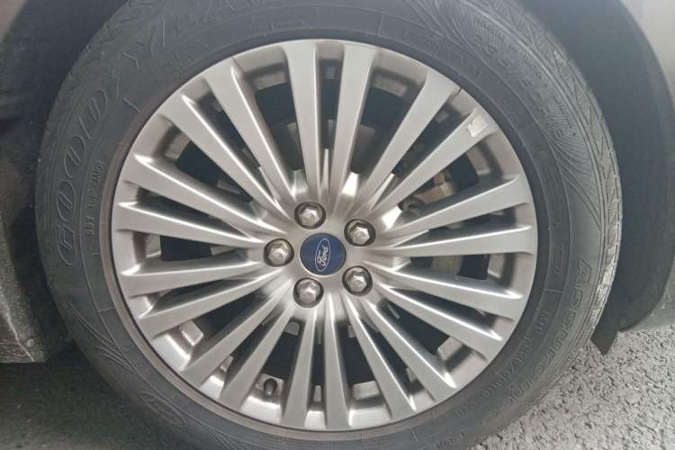 Used Ford Taurus 2017 Facelifted EcoBoost 245 Luxury Version Right Front Wheel Hub