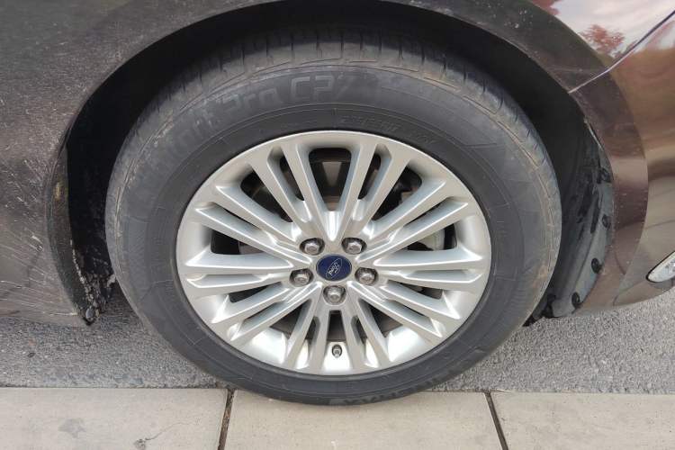 Used Ford Taurus 2017 EcoBoost 245 Fashion Edition Right Front Wheel Hub