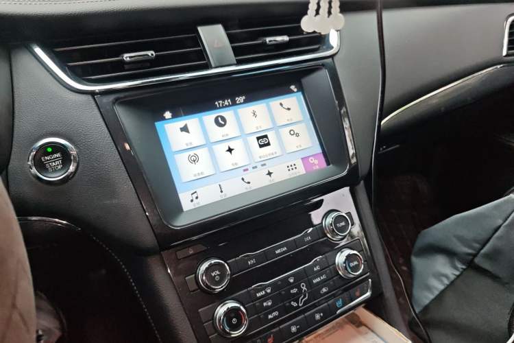 Used Ford Taurus 2017 EcoBoost 245 Fashion Edition Audio And AC Panel