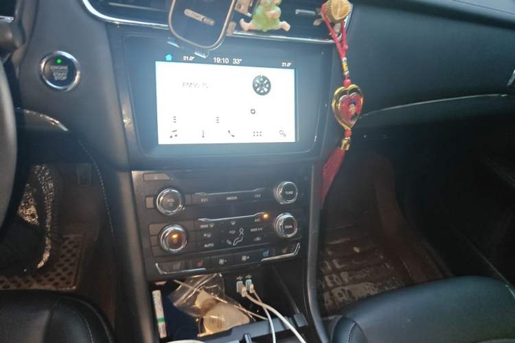 Used Ford Taurus 2017 EcoBoost 245 Fashion Edition Audio And AC Panel