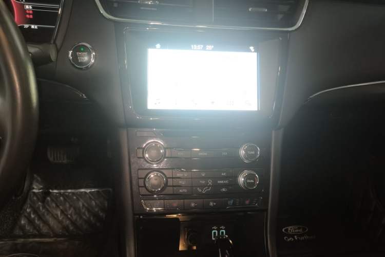 Used Ford Taurus 2017 EcoBoost 245 Fashion Edition Audio And AC Panel