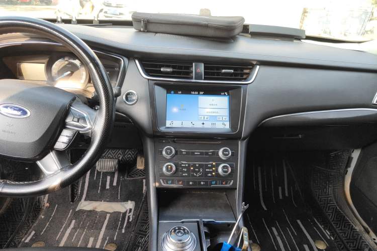 Used Ford Taurus 2017 EcoBoost 245 Fashion Edition Audio And AC Panel