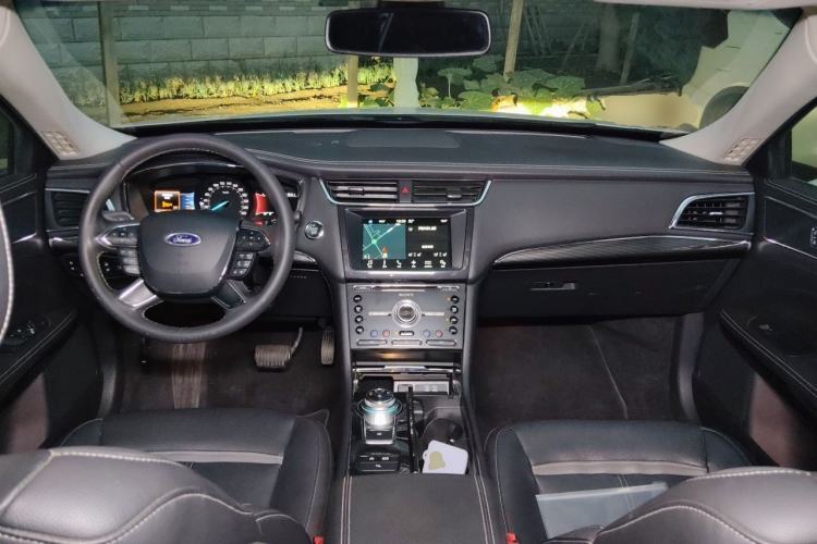 Used Ford Taurus 2017 EcoBoost 245 Luxury Model Center Console