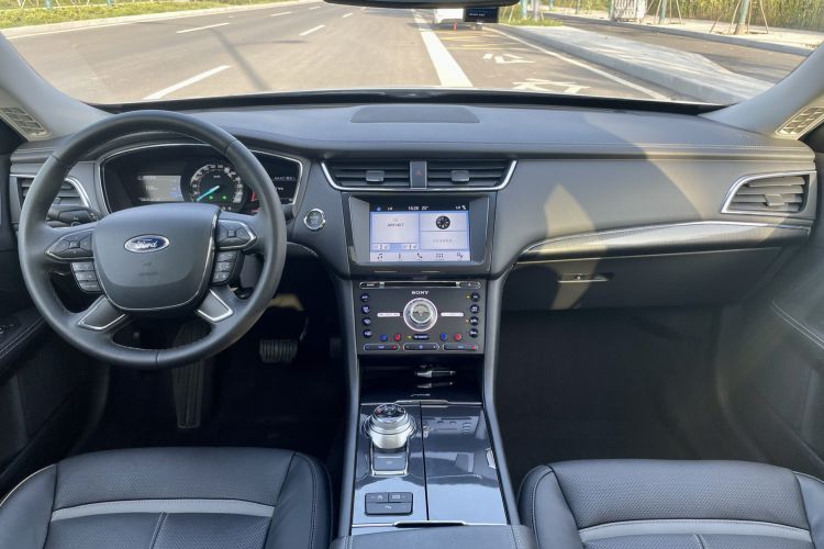 Used Ford Taurus 2017 EcoBoost 245 Luxury Model Center Console