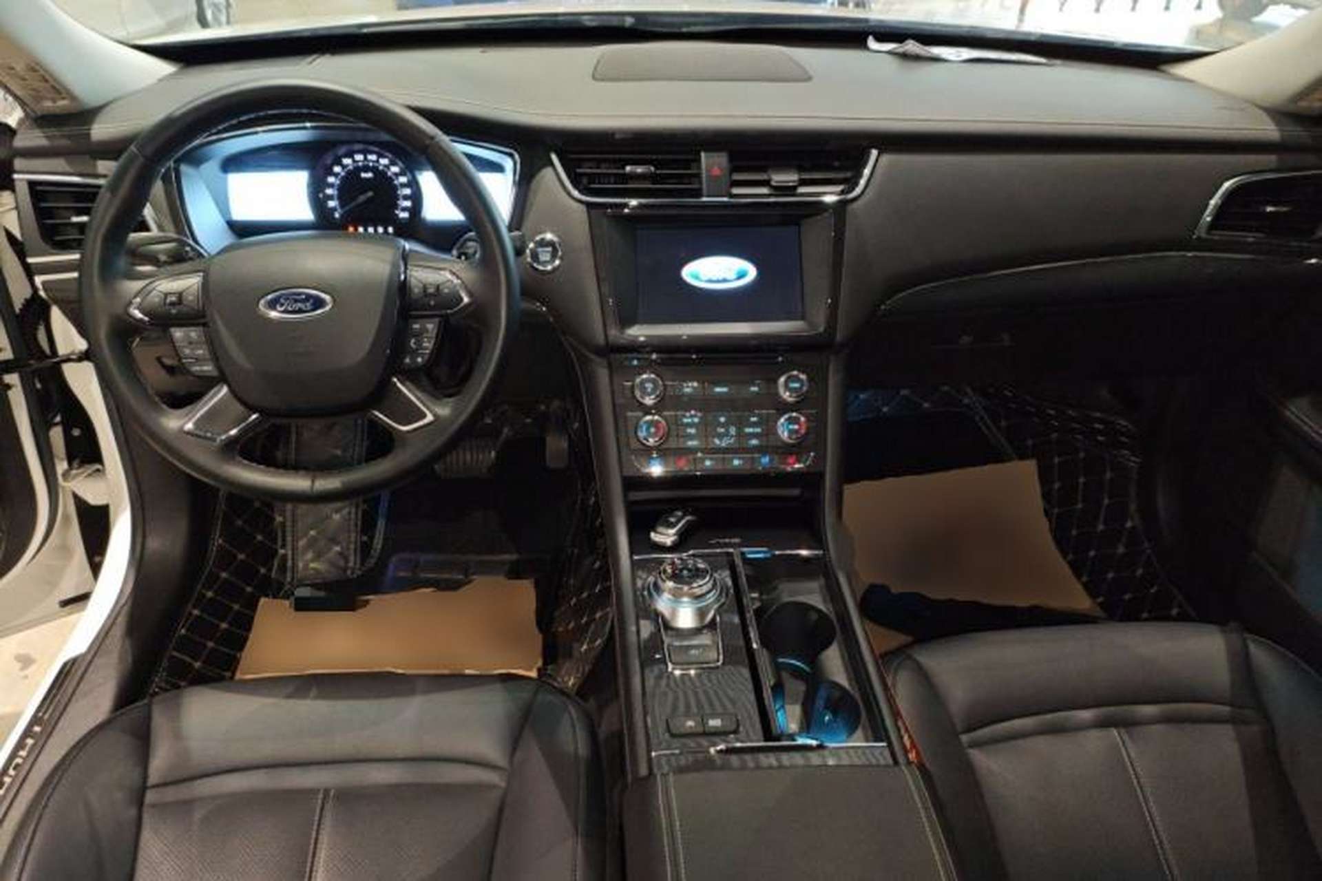 Used Ford Taurus 2017 EcoBoost 245 Fashion Edition Center Console