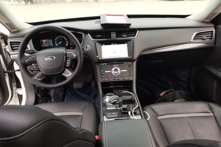 Used Ford Taurus 2017 EcoBoost 245 Luxury Model Center Console