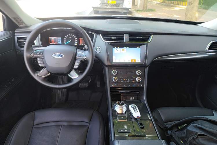 Used Ford Taurus 2017 EcoBoost 245 Fashion Edition Center Console