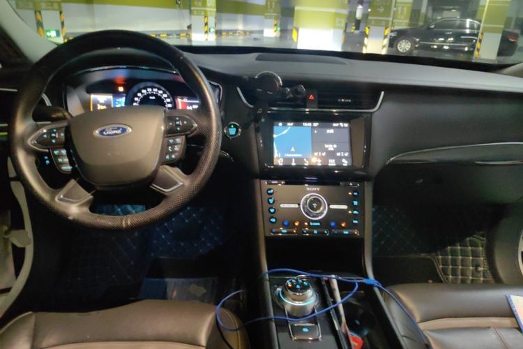 Used Ford Taurus 2017 EcoBoost 245 Luxury Model Center Console