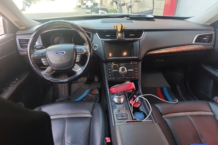 Used Ford Taurus 2017 EcoBoost 245 Flagship Model Center Console
