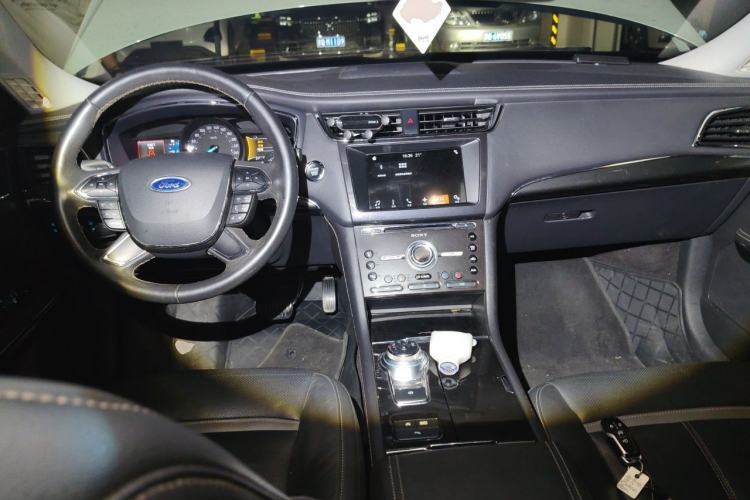 Used Ford Taurus 2017 EcoBoost 245 Luxury Model Center Console
