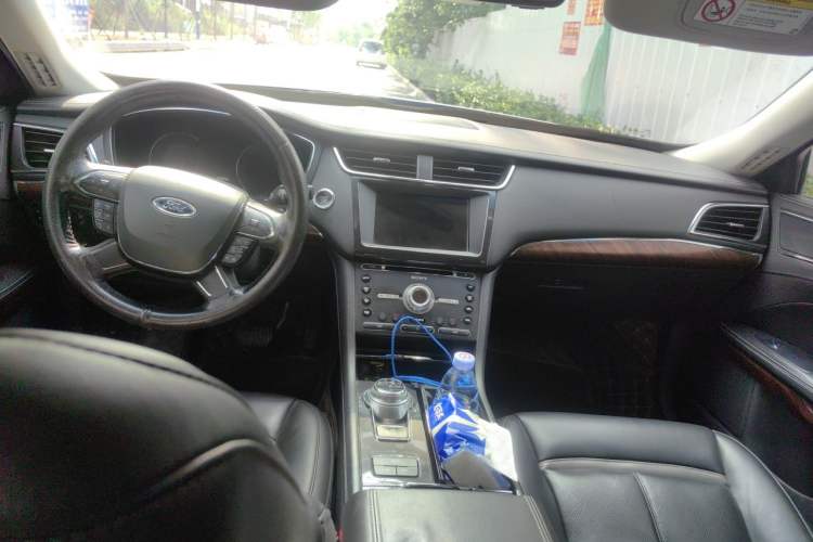 Used Ford Taurus 2017 EcoBoost 245 Flagship Model Center Console
