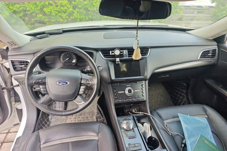 Used Ford Taurus 2017 EcoBoost 245 Luxury Model Center Console