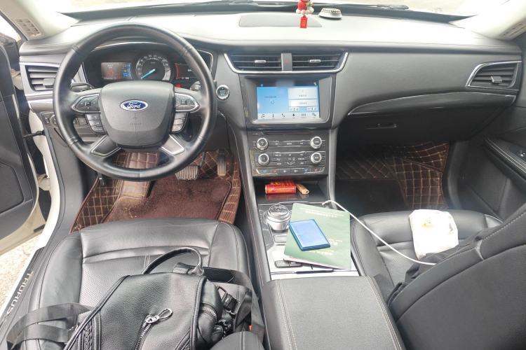 Used Ford Taurus 2017 EcoBoost 245 Fashion Edition Center Console