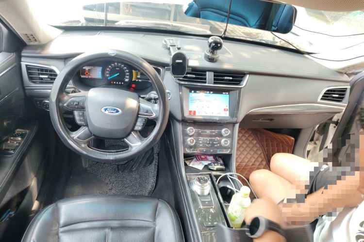 Used Ford Taurus 2017 EcoBoost 245 Fashion Edition Center Console
