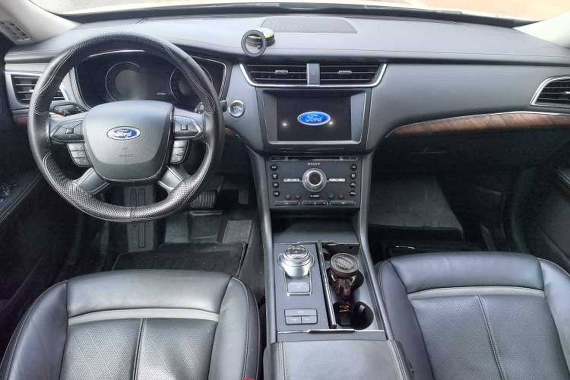 Used Ford Taurus 2017 EcoBoost 325 V6 Flagship Model Center Console