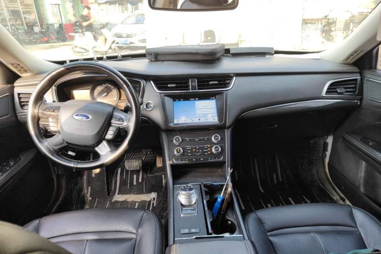 Used Ford Taurus 2017 EcoBoost 245 Fashion Edition Center Console