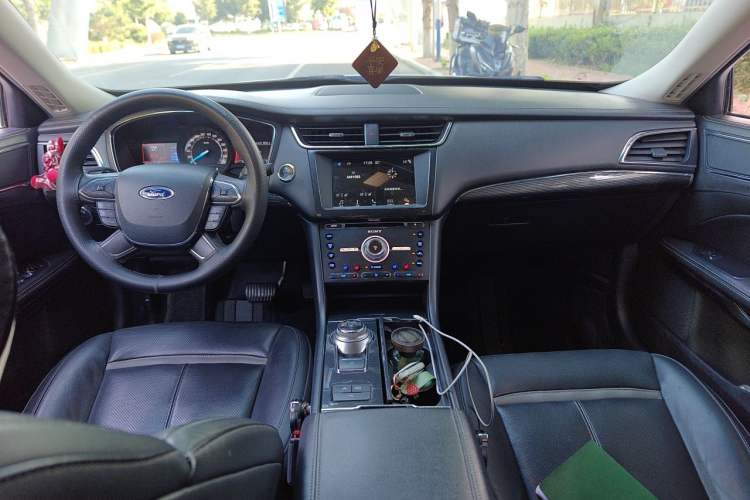Used Ford Taurus 2017 EcoBoost 245 Luxury Model Center Console