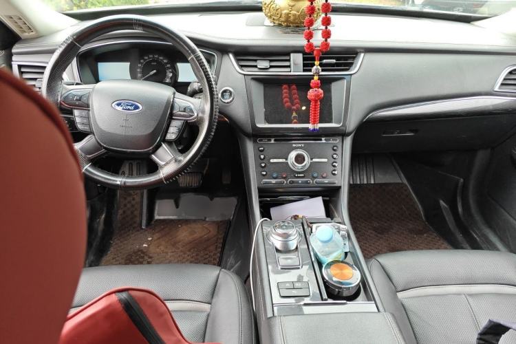 Used Ford Taurus 2017 EcoBoost 245 Luxury Model Center Console