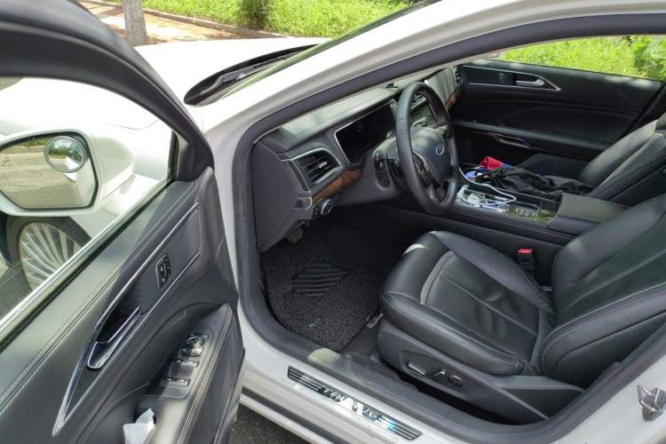 Used Ford Taurus 2017 EcoBoost 245 Flagship Model Driver Seat