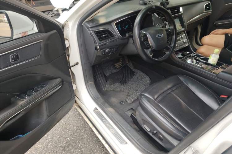 Used Ford Taurus 2017 EcoBoost 245 Fashion Edition Driver Seat