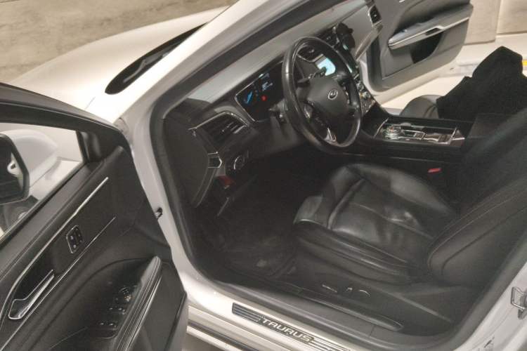 Used Ford Taurus 2017 EcoBoost 245 Fashion Edition Driver Seat