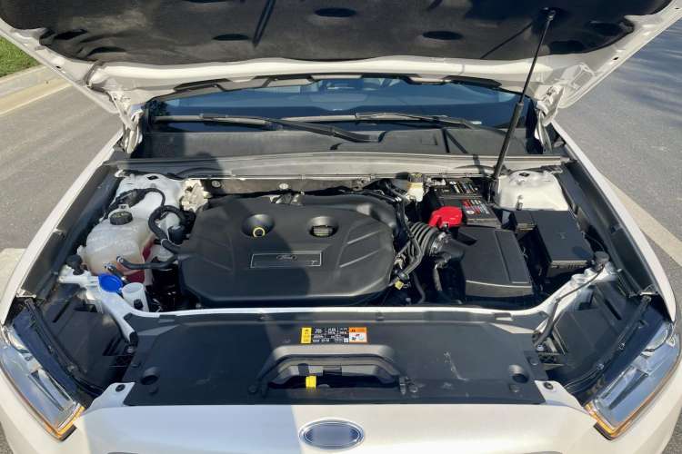 Used Ford Taurus 2017 EcoBoost 245 Luxury Model Engine Bay