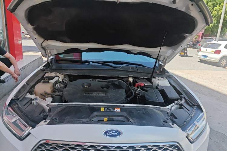 Used Ford Taurus 2017 EcoBoost 245 Flagship Model Engine Bay