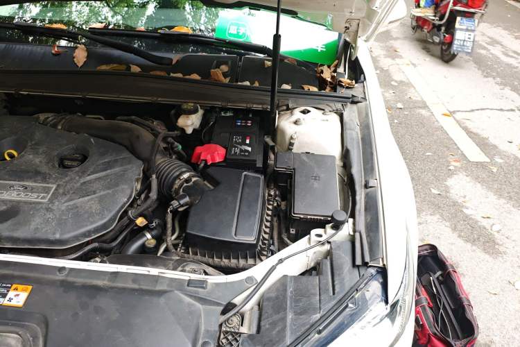 Used Ford Taurus 2017 EcoBoost 245 Flagship Model Engine Bay Left