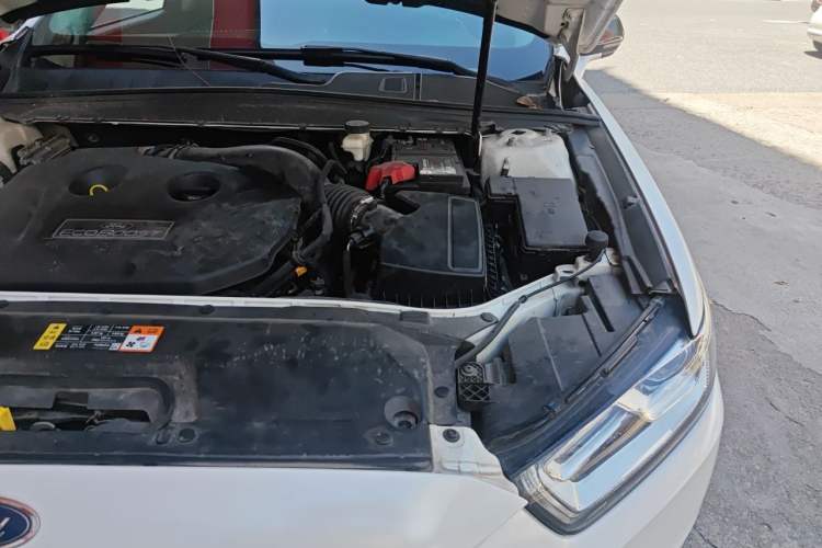Used Ford Taurus 2017 EcoBoost 245 Flagship Model Engine Bay Left