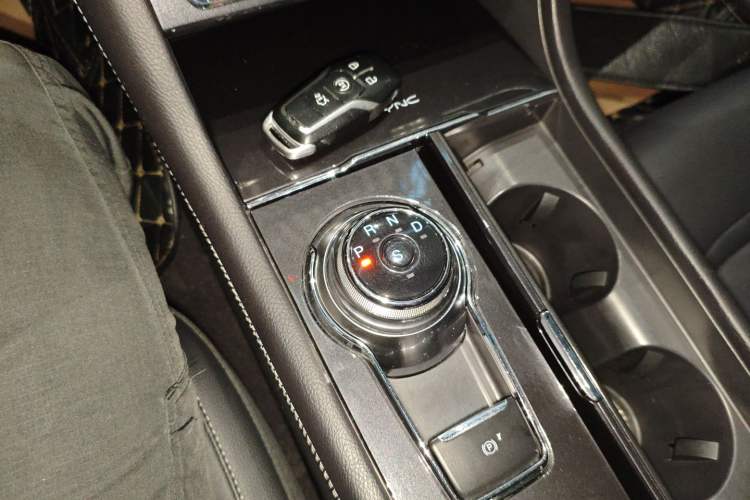 Used Ford Taurus 2017 EcoBoost 245 Fashion Edition Gear Lever