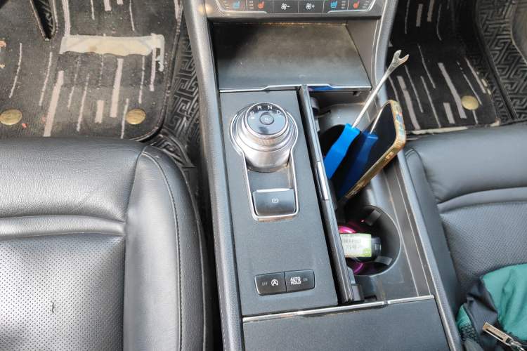 Used Ford Taurus 2017 EcoBoost 245 Fashion Edition Gear Lever