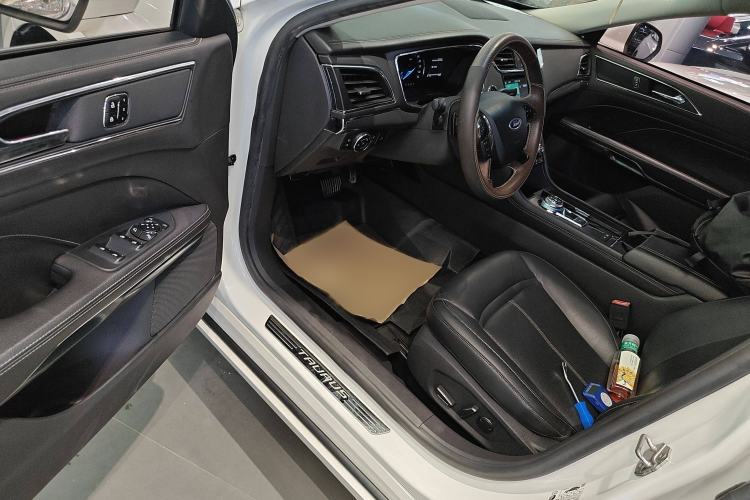 Used Ford Taurus 2017 EcoBoost 245 Fashion Edition Interior 3