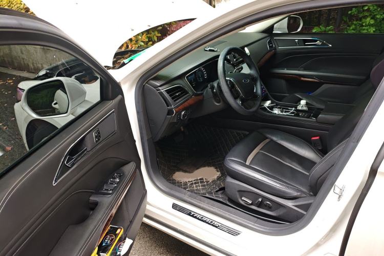 Used Ford Taurus 2017 EcoBoost 245 Flagship Model Interior 3