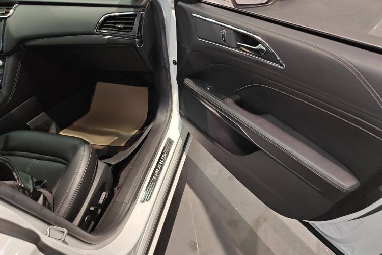 Used Ford Taurus 2017 EcoBoost 245 Fashion Edition Interior 5